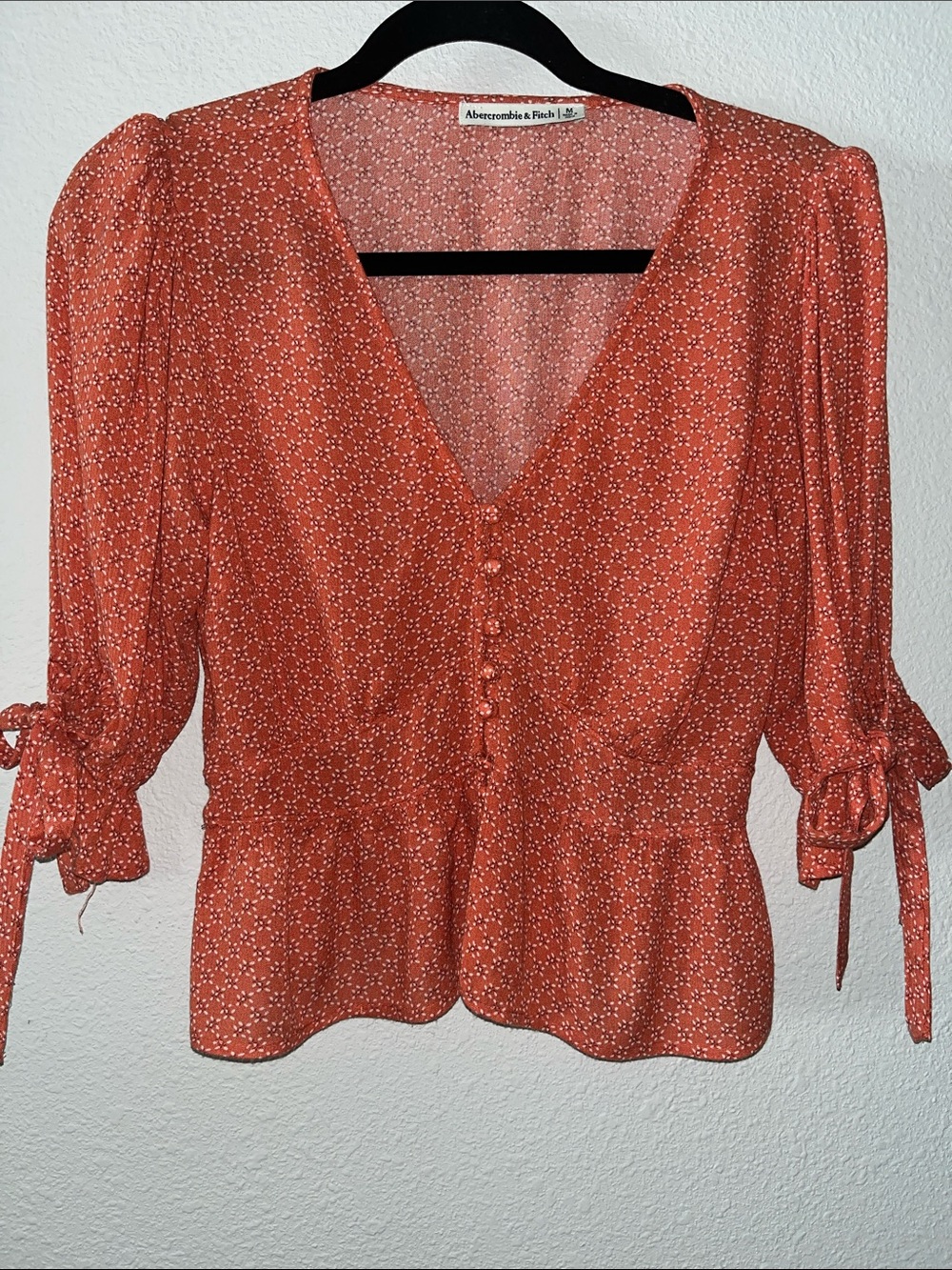 Abercrombie & Fitch Women's Rust Floral V-Neck Button top with Tie Sleeves
Sz M